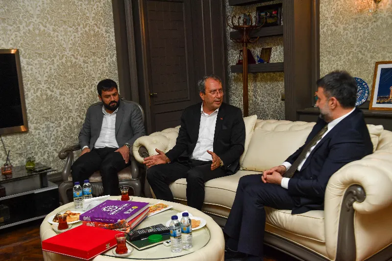 Ankara Servis Aracı İşletmecileri Esnaf Odası Başkanı Tuncay Elmadağlı, Ankara Servis Aracı İşletmecileri Esnaf Odası Başkanvekili Hasan Yıldırım ve Servis Araçları İşletmecileri Esnaf Odası Başkanı İlyas Aktürk AKK Başkanı Halil İbrahim Yı... — fotoğraf 2