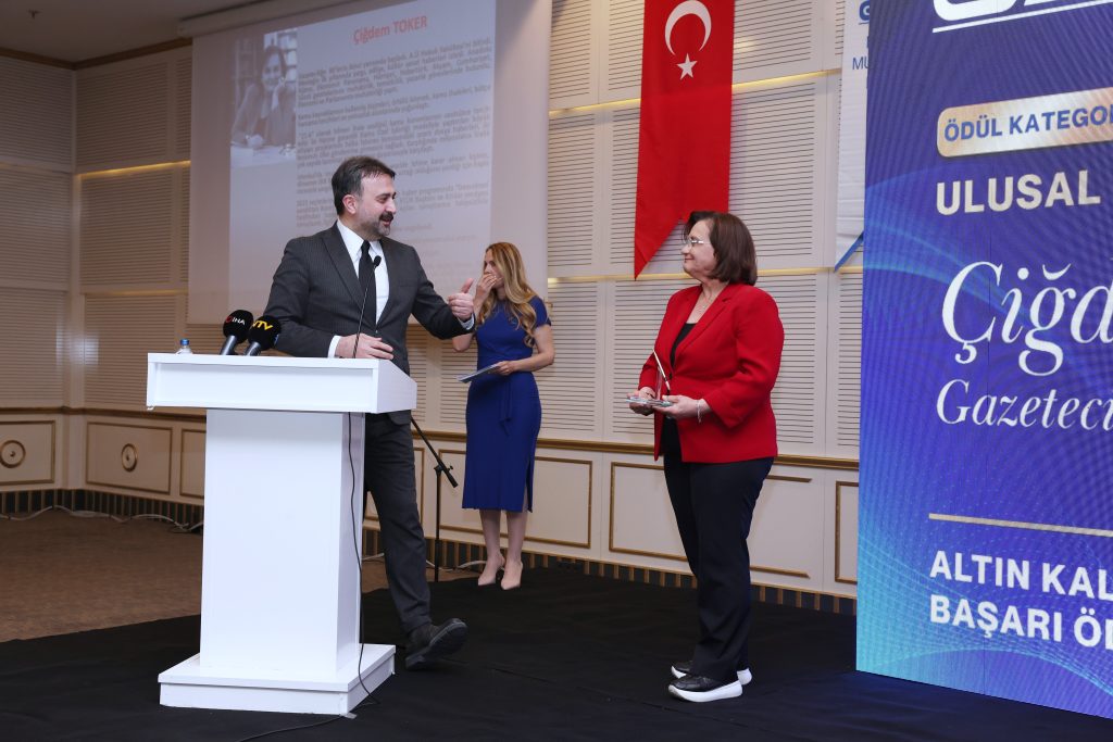 Halil İbrahim Yılmaz, Altın Kalem’de Ödül Takdim Etti — fotoğraf 8