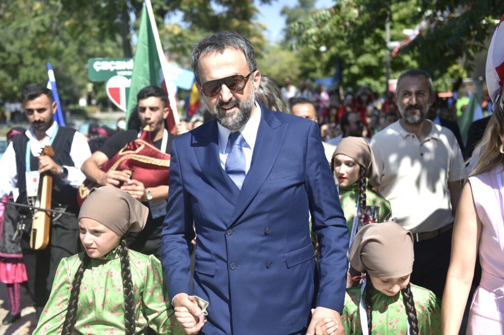 Çocuklar ve Halil İbrahim Yılmaz — fotoğraf 2