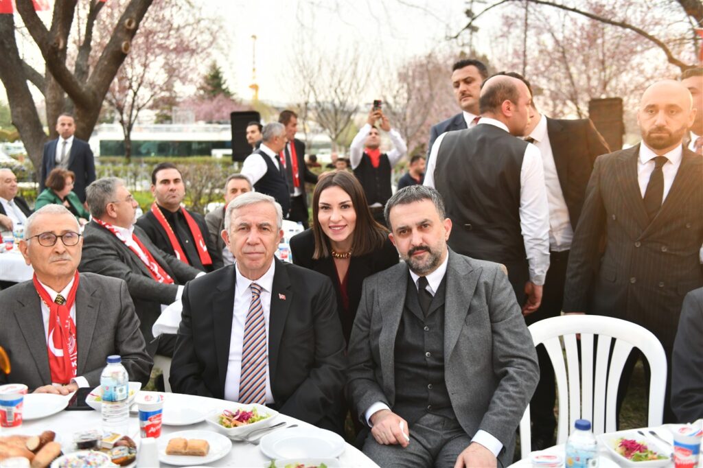 2025’in Son İftarında Sivil Toplum Kuruluşlarının Temsilcileri, Gençler, Sporcular ve Bürokratlar AKK’nin Dostluk Sofrasında Buluştu — fotoğraf 12
