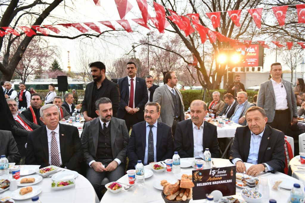 2025’in Son İftarında Sivil Toplum Kuruluşlarının Temsilcileri, Gençler, Sporcular ve Bürokratlar AKK’nin Dostluk Sofrasında Buluştu — fotoğraf 13