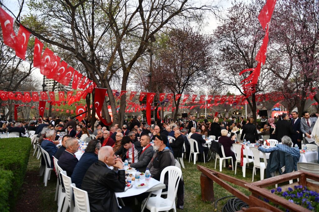 2025’in Son İftarında Sivil Toplum Kuruluşlarının Temsilcileri, Gençler, Sporcular ve Bürokratlar AKK’nin Dostluk Sofrasında Buluştu — fotoğraf 19