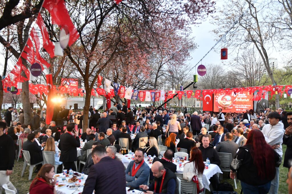 2025’in Son İftarında Sivil Toplum Kuruluşlarının Temsilcileri, Gençler, Sporcular ve Bürokratlar AKK’nin Dostluk Sofrasında Buluştu — fotoğraf 20