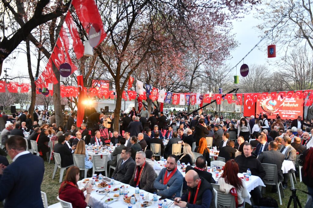 2025’in Son İftarında Sivil Toplum Kuruluşlarının Temsilcileri, Gençler, Sporcular ve Bürokratlar AKK’nin Dostluk Sofrasında Buluştu — fotoğraf 21