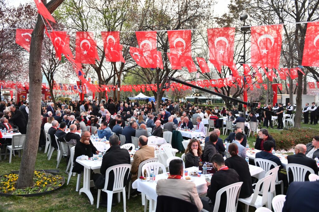 2025’in Son İftarında Sivil Toplum Kuruluşlarının Temsilcileri, Gençler, Sporcular ve Bürokratlar AKK’nin Dostluk Sofrasında Buluştu — fotoğraf 23