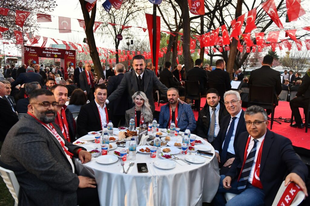 2025’in Son İftarında Sivil Toplum Kuruluşlarının Temsilcileri, Gençler, Sporcular ve Bürokratlar AKK’nin Dostluk Sofrasında Buluştu — fotoğraf 27