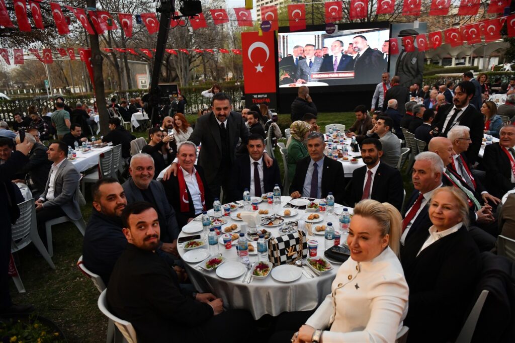 2025’in Son İftarında Sivil Toplum Kuruluşlarının Temsilcileri, Gençler, Sporcular ve Bürokratlar AKK’nin Dostluk Sofrasında Buluştu — fotoğraf 29