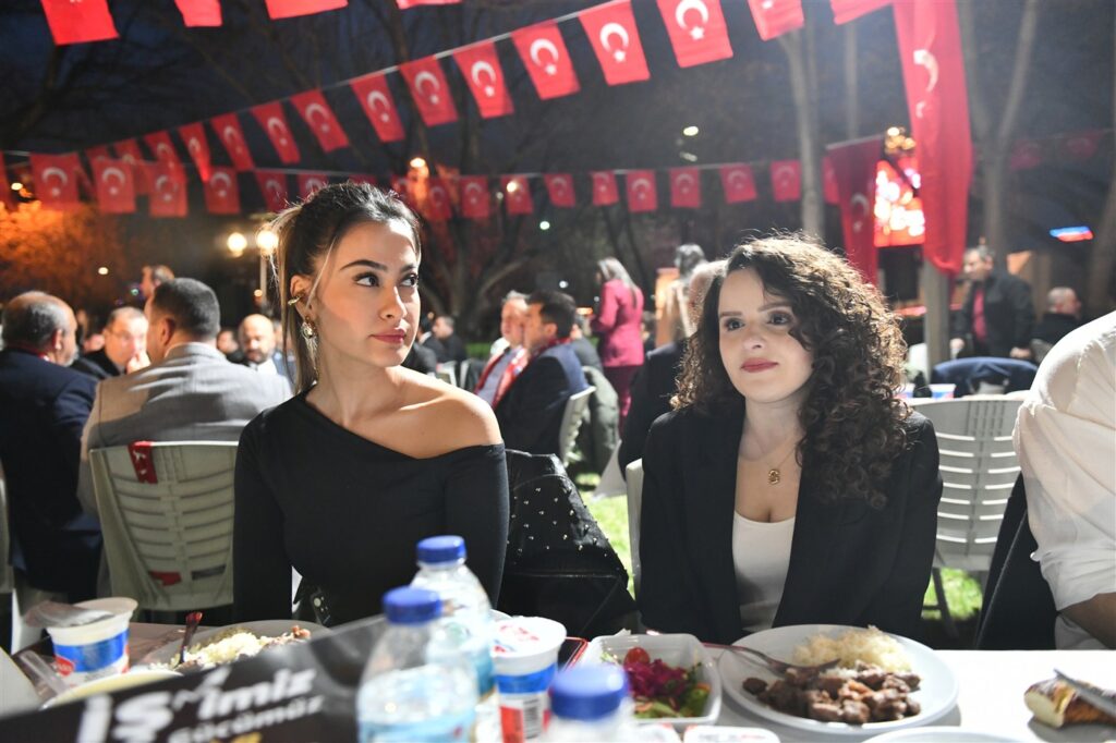 2025’in Son İftarında Sivil Toplum Kuruluşlarının Temsilcileri, Gençler, Sporcular ve Bürokratlar AKK’nin Dostluk Sofrasında Buluştu — fotoğraf 36