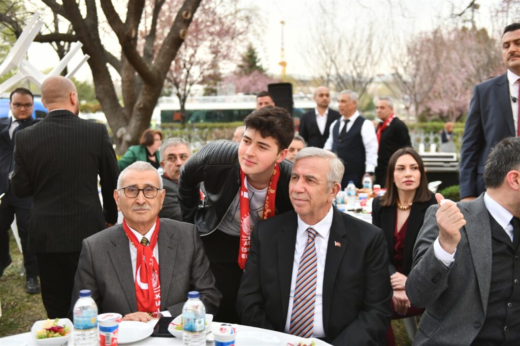 2025’in Son İftarında Sivil Toplum Kuruluşlarının Temsilcileri, Gençler, Sporcular ve Bürokratlar AKK’nin Dostluk Sofrasında Buluştu — fotoğraf 7