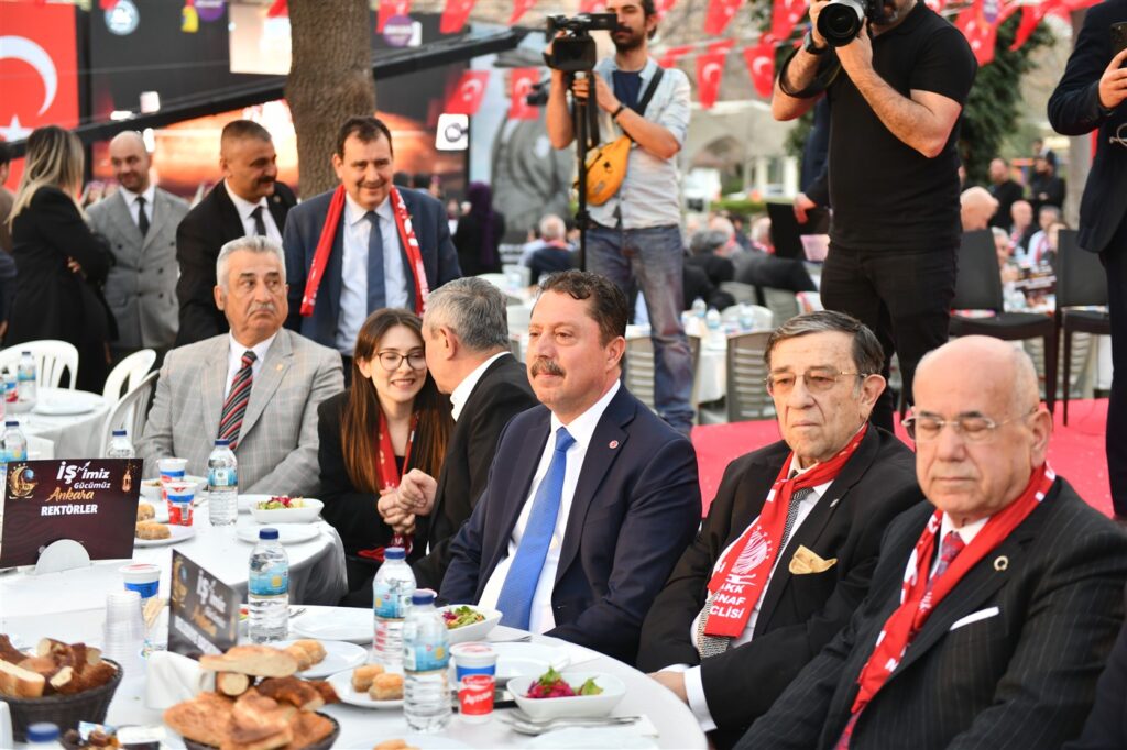 2025’in Son İftarında Sivil Toplum Kuruluşlarının Temsilcileri, Gençler, Sporcular ve Bürokratlar AKK’nin Dostluk Sofrasında Buluştu — fotoğraf 9