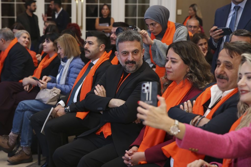 AKK’de Kadına Yönelik Şiddete Karşı Anlamlı Farkındalık: Turuncu Balonlar Gökyüzüne Bırakıldı! — fotoğraf 3