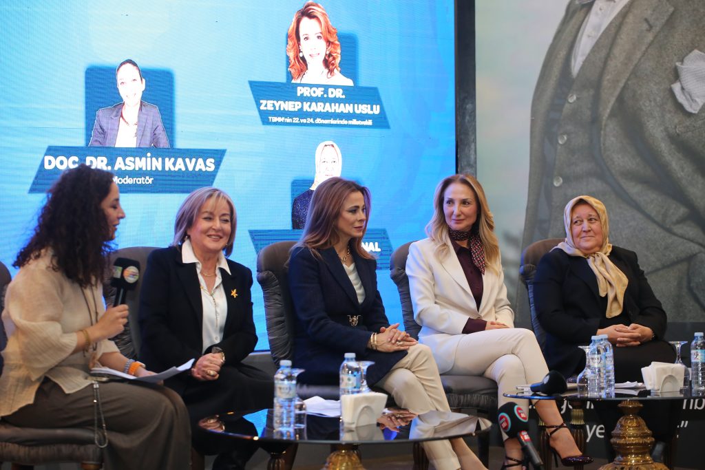 AKK’de “Siyaset ve Kadın” Paneli: “Kadının Olduğu Yerde Eşit Temsil, Güçlü Demokrasi” — fotoğraf 11