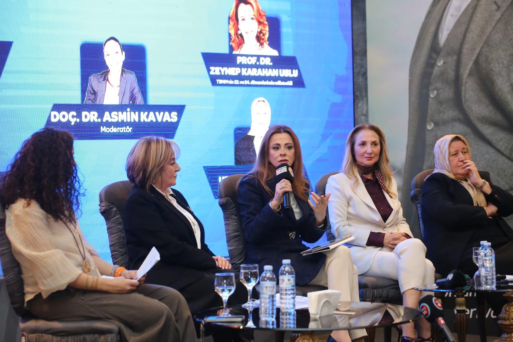 AKK’de “Siyaset ve Kadın” Paneli: “Kadının Olduğu Yerde Eşit Temsil, Güçlü Demokrasi” — fotoğraf 15