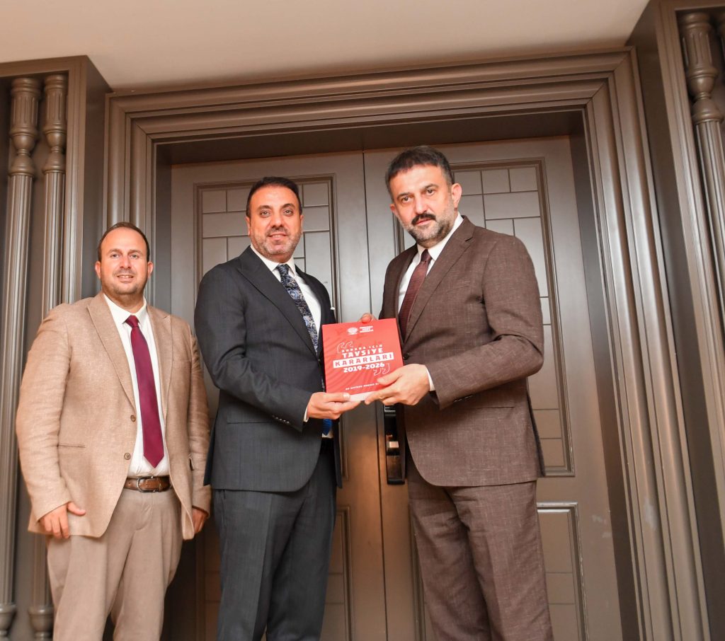 KDL Group Yönetim Kurulu Başkanı Şanser Kadooğlu , Türk Hava Kurumu Kayyum Heyeti Başkanı Prof. Dr. Akın Ünal ve Türk Hava Kurumu Kayyum Heyeti Üyesi Fahrettin Kaya Akk Başkanı Halil İbrahim Yılmaz’ı Makamında Ziyaret Etti — fotoğraf 9