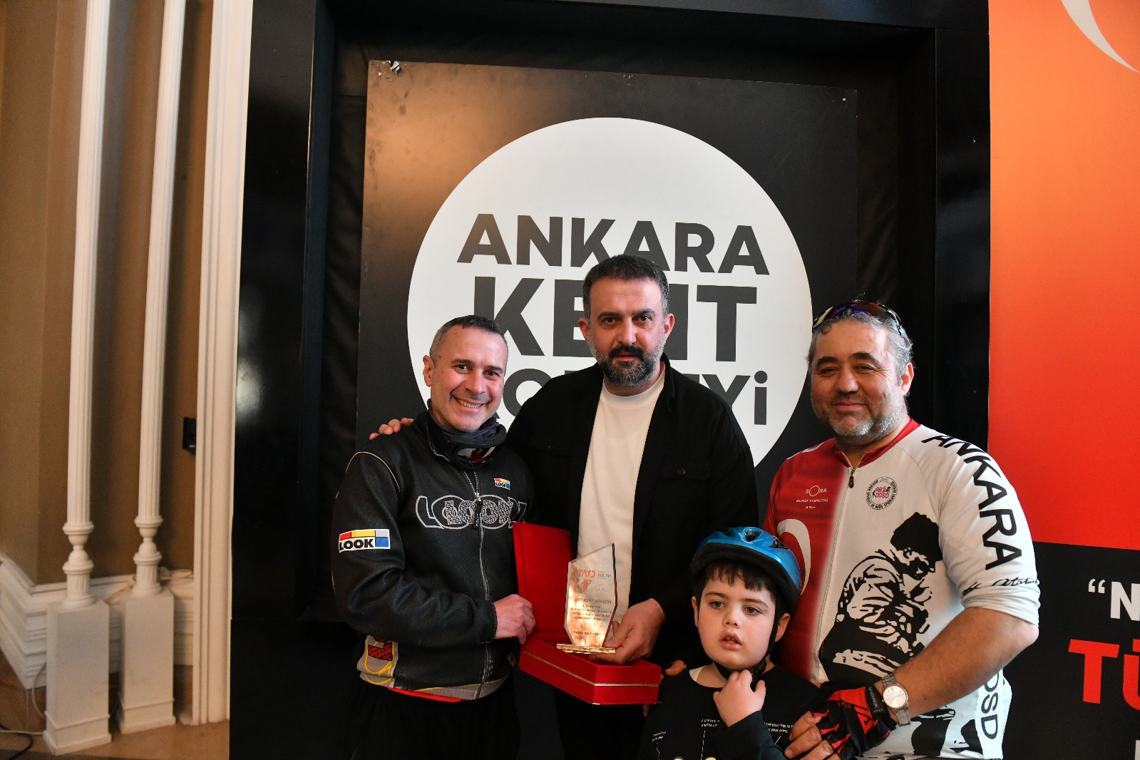 Tıp Bayramı Koşusunda 600 Sporcu Bisikletleriyle Farkındalık Yaratmak için Pedal Çevirdi