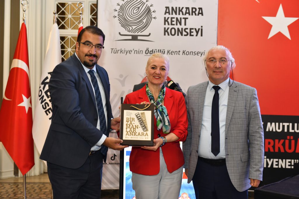 Demokrasi, Kentleşme ve Siyaset — fotoğraf 22