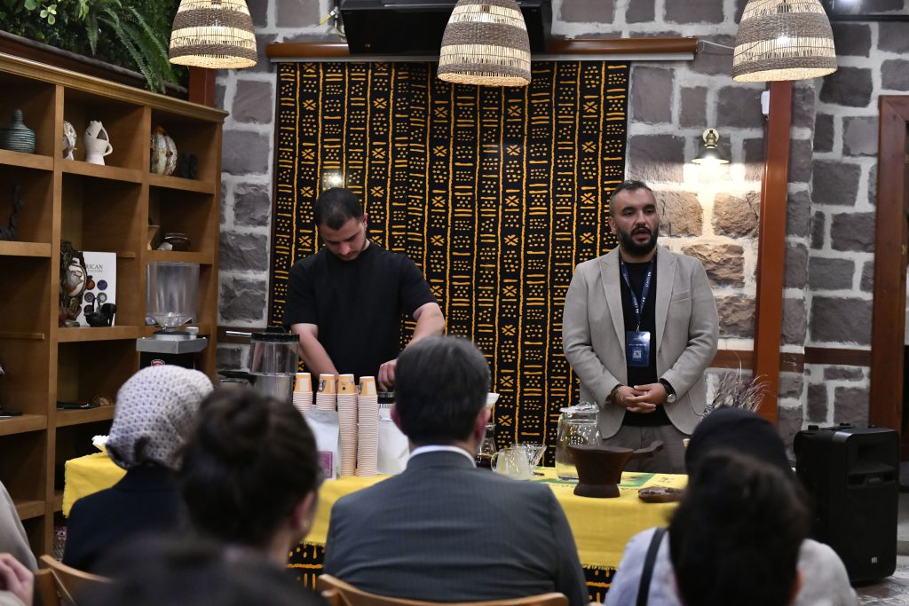 AKK Başkanı Halil İbrahim Yılmaz ve Başkan Yardımcısı Ceren Anadol, Afrika Kültür Evi Yönetim Kurulu Başkanı Zeliha Sağlam’ı Ziyaret Etti — fotoğraf 9