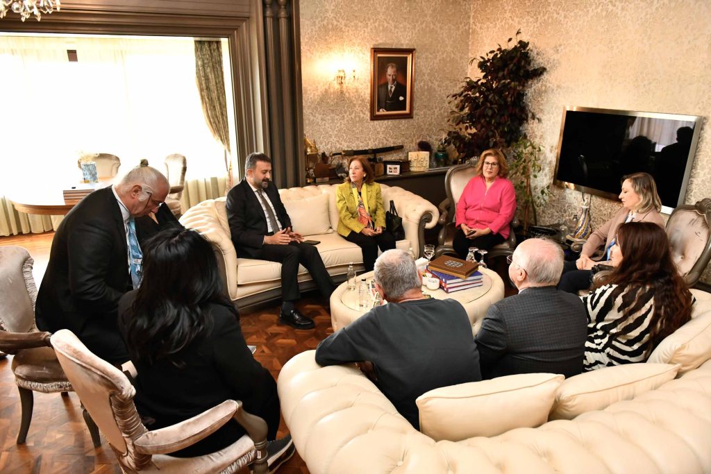 İnönü Vakfı Başkan Yardımcısı ve Yazar Ayşe Gülsün Bilgehan, Ankara Kent Konseyi Başkanı Halil İbrahim Yılmaz’ı Ziyaret Etti. — fotoğraf 2