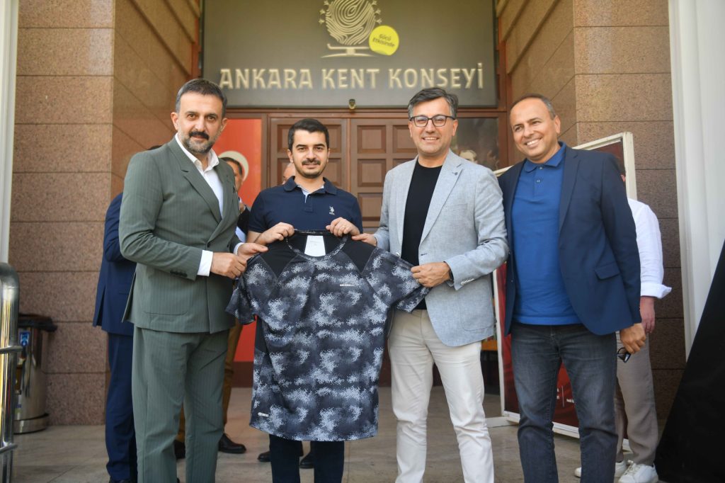 Çankaya Belediye Başkanı Hüseyin Can Güner ile AKK Başkanı Halil İbrahim Yılmaz’a Takdim Edildi — fotoğraf 2
